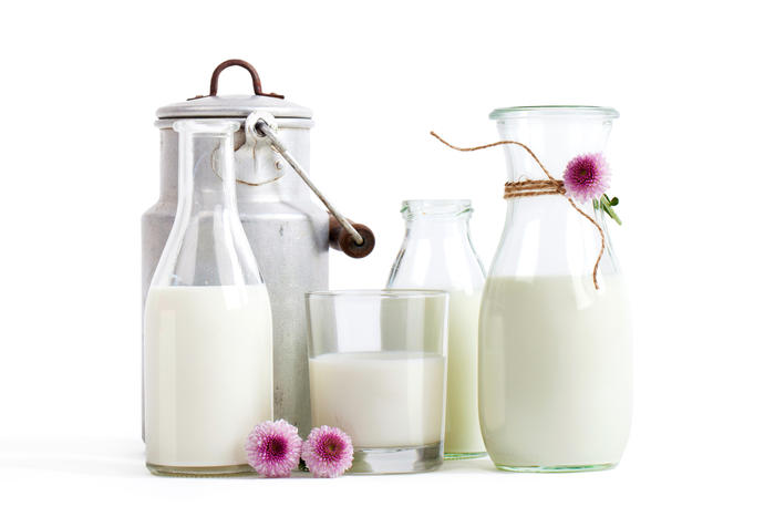 Melksespann, karaffel og glass med melk Melksespann, karaffel og glass med melk